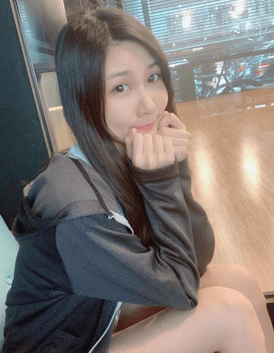 下課老師偷偷脫外套，教室內大放送「超逆天美腿」...同學看暈：強制轉大人