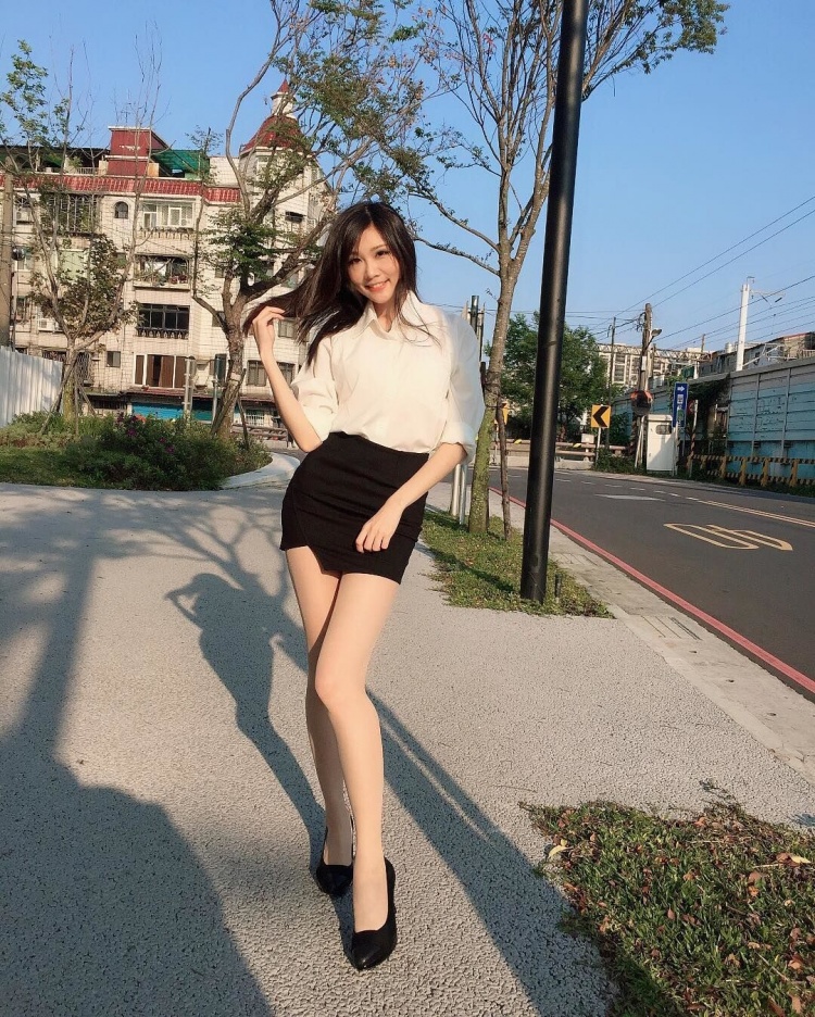 下課老師偷偷脫外套，教室內大放送「超逆天美腿」...同學看暈：強制轉大人