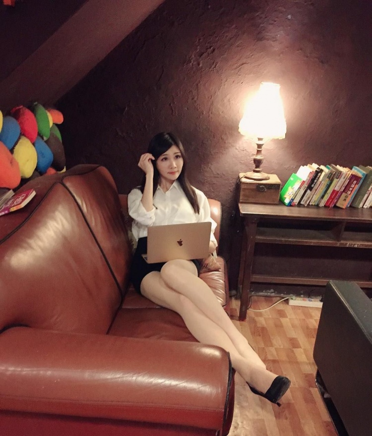 下課老師偷偷脫外套，教室內大放送「超逆天美腿」...同學看暈：強制轉大人