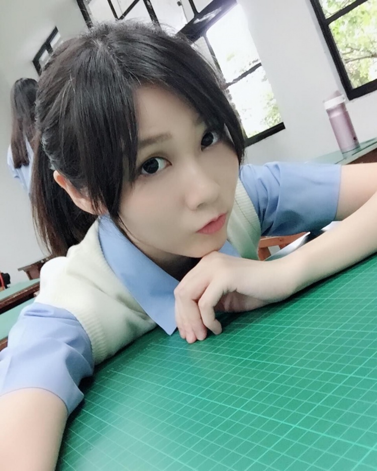 下課老師偷偷脫外套，教室內大放送「超逆天美腿」...同學看暈：強制轉大人