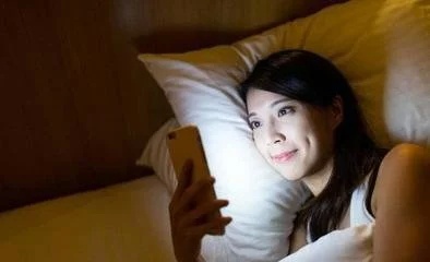 比熬夜看手機還傷眼的4大行為，排第一的，孩子很難「抗拒」 
