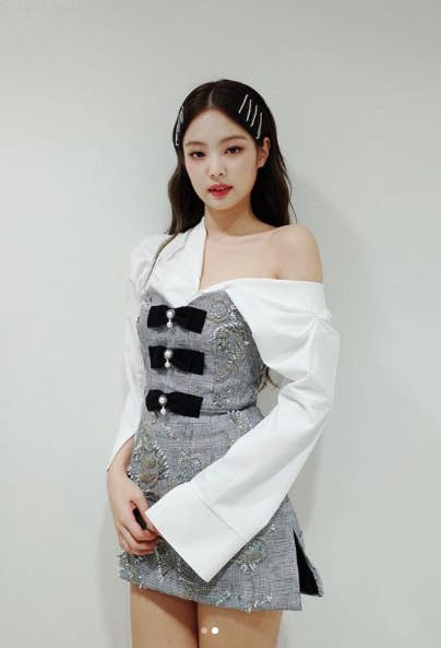 低頭族必看：懶人3部曲輕易改善圓肩駝背，還能打造Jennie同款的完美「直角肩」！歐尼氣質背影殺easy get~