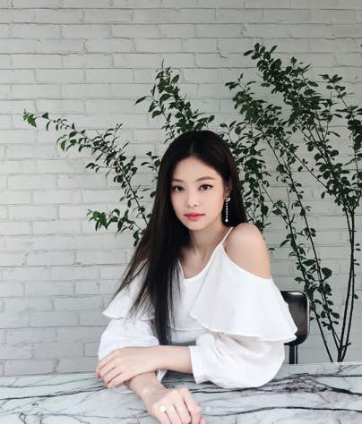 低頭族必看：懶人3部曲輕易改善圓肩駝背，還能打造Jennie同款的完美「直角肩」！歐尼氣質背影殺easy get~