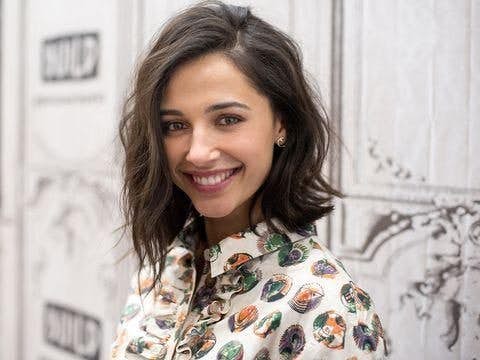 茉莉公主的超fit身材！Naomi Scott練出好身材全靠2招，超索身材是這樣練成的～