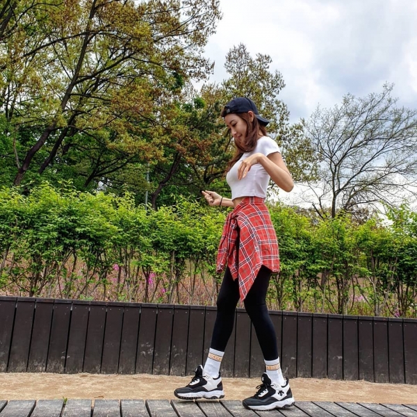 以為18歲少女！42歲辣媽「清晰11字馬甲線」爆紅　公開秘訣：在家就能瘦