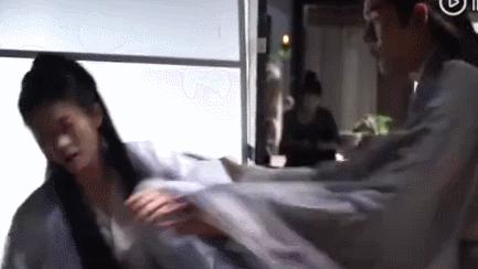 《白髮》傅籌打假容樂，張雪迎左臉被誤傷，經超不停道歉擁抱安慰