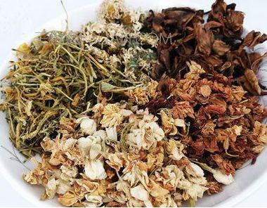 「食療藥膳」這個茶尤宜夏天時飲用，是廣東人常飲的涼茶之一，有預防夏季風熱感冒及流行性感冒的功效