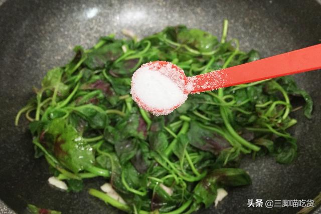 這菜，多給全家人吃，鈣鐵含量比菠菜高，三天兩頭做一次，潤腸胃