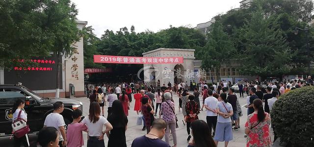 今天高考！直擊家長陪考，現場實拍圖，令人震撼