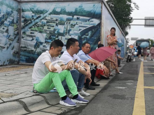 今天高考！直擊家長陪考，現場實拍圖，令人震撼