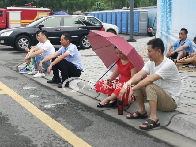 今天高考！直擊家長陪考，現場實拍圖，令人震撼