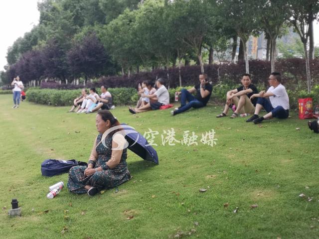 今天高考！直擊家長陪考，現場實拍圖，令人震撼