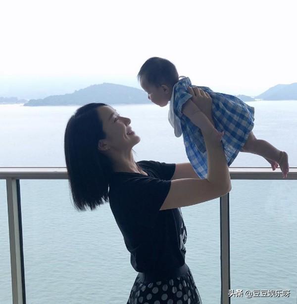 王祖藍帶老婆巴塞羅那度假，兩人互摟超恩愛，李亞男大長腿太搶鏡