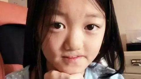 王菲12歲女兒李嫣近照曝光被嫌丑，她大方回應：「我覺得自己真的很美！」