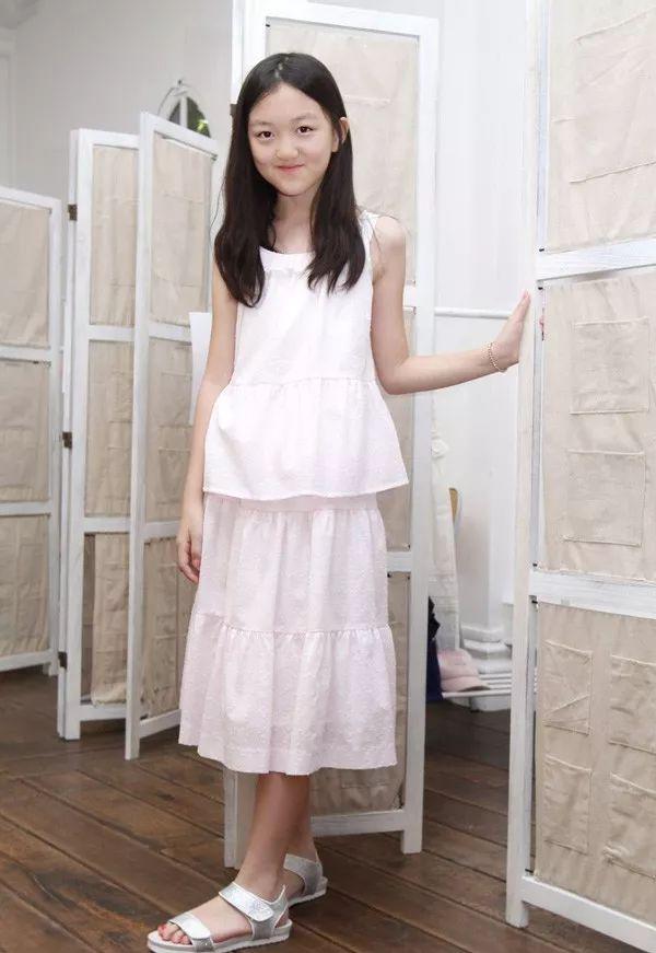 王菲12歲女兒李嫣近照曝光被嫌丑，她大方回應：「我覺得自己真的很美！」