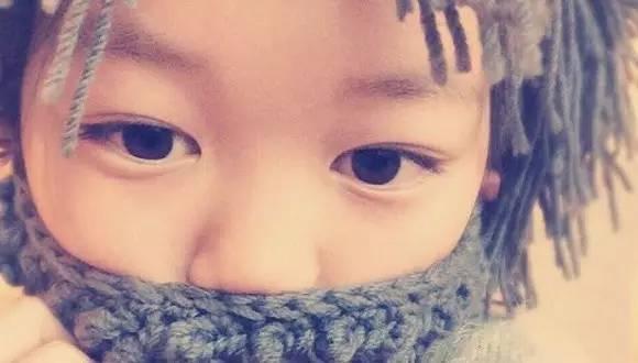 王菲12歲女兒李嫣近照曝光被嫌丑，她大方回應：「我覺得自己真的很美！」