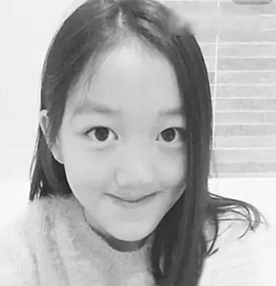 王菲12歲女兒李嫣近照曝光被嫌丑，她大方回應：「我覺得自己真的很美！」