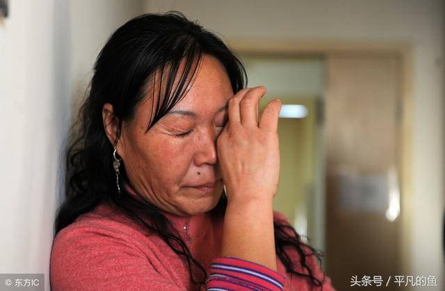 給孩子辦滿月酒，婆婆給1萬羞辱親媽，親媽拿出一物，全場炸了鍋