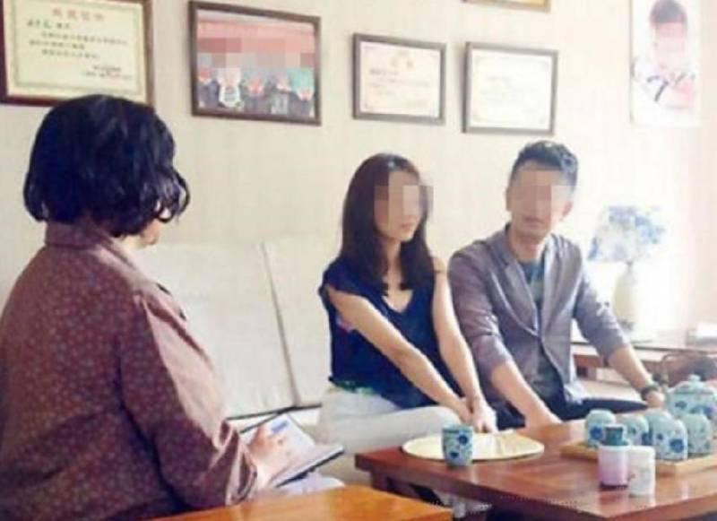 給孩子辦滿月酒，婆婆給1萬羞辱親媽，親媽拿出一物，全場炸了鍋