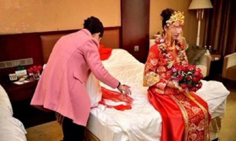 給孩子辦滿月酒，婆婆給1萬羞辱親媽，親媽拿出一物，全場炸了鍋