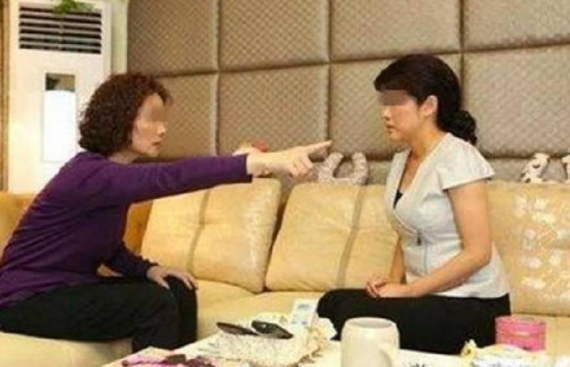 給孩子辦滿月酒，婆婆給1萬羞辱親媽，親媽拿出一物，全場炸了鍋