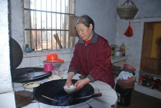 我退休金3000，每月給兒還2000房貸，偷聽兒子兒媳對話我撕心裂肺