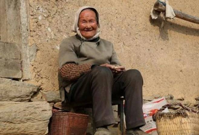 母親農村養老，女兒月寄四千卻不夠花，悄悄回家，女兒淚流不止