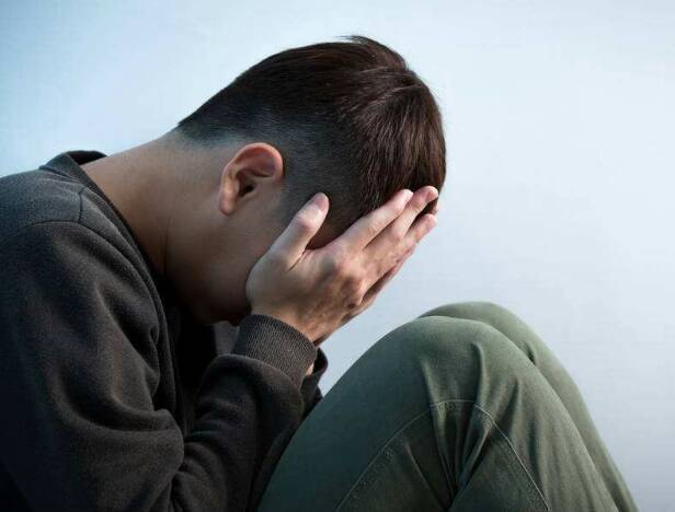 母親農村養老，女兒月寄四千卻不夠花，悄悄回家，女兒淚流不止