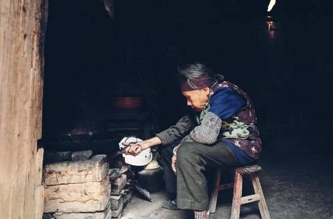 母親農村養老，女兒月寄四千卻不夠花，悄悄回家，女兒淚流不止