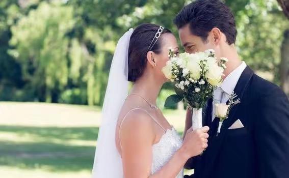准婆婆哭窮不給彩禮，我笑著同意，隨後說一話他們立馬要給錢
