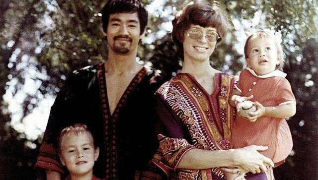 功夫巨星李小龍去世後，他的妻子琳達卻嫁給了他的徒弟