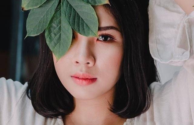 回家上墳，母親做一桌好菜，我誇獎一句妻子要離婚