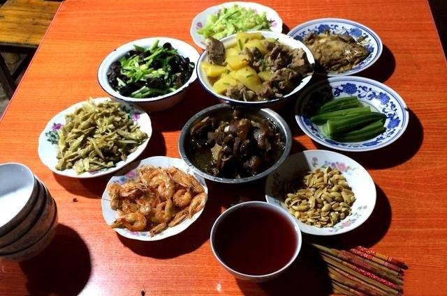 回家上墳，母親做一桌好菜，我誇獎一句妻子要離婚