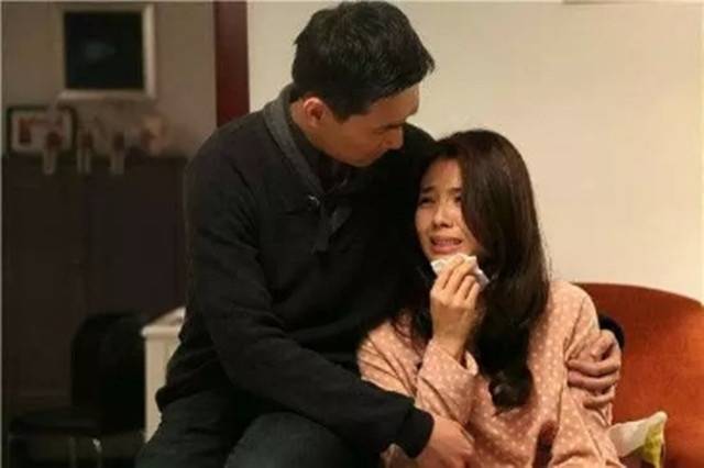 回家上墳，母親做一桌好菜，我誇獎一句妻子要離婚