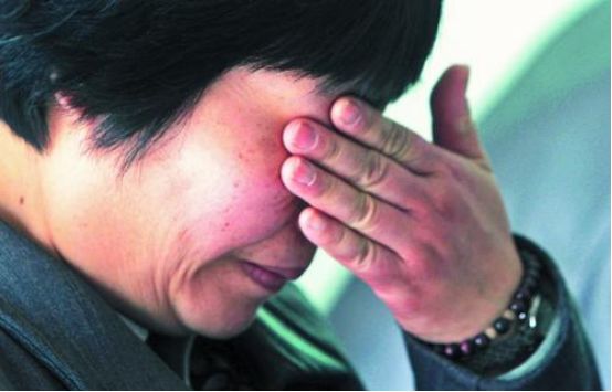 母親住在富兒子家，父親跟著窮兒子，不料老兩口見面，待遇差別大