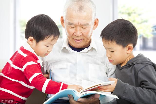 敢當著老人的面打孩子？寶爸：老爺子上來就給我一腳，直接踹懵了