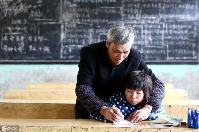 兩個家族對比看家庭對孩子的影響