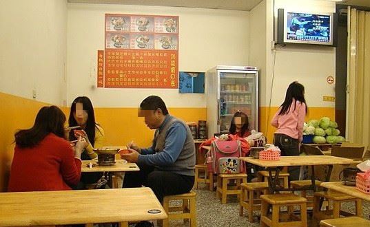 她放任小孩「火鍋店亂跑」害店員燙傷，竟還「猛甩店員1巴掌」！店員「超霸氣動作」讓恐龍媽直接哭出來