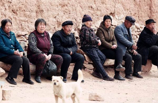 母親到兒女家養老，兒子給吃肉，女兒只給吃素，結果兒子樂了