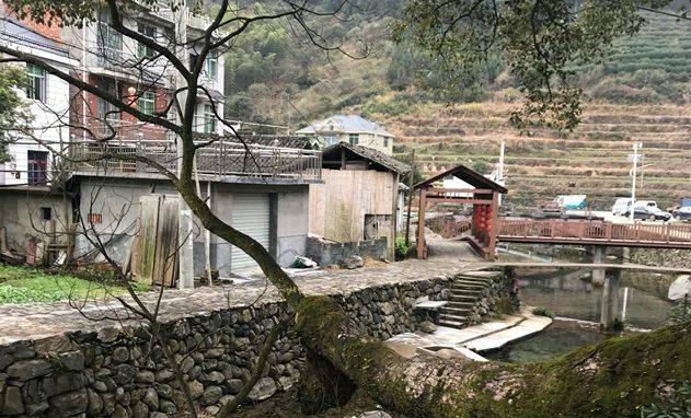 女子河邊洗衣服，遇條黑魚爬上岸，魚道一語，女子回村綁抓了丈夫