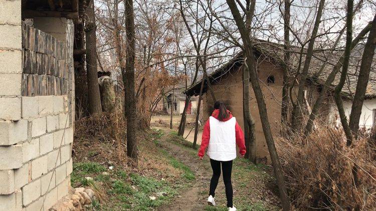 女子河邊洗衣服，遇條黑魚爬上岸，魚道一語，女子回村綁抓了丈夫