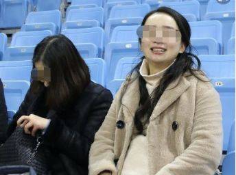 離婚四年前妻沒改嫁，丈夫帶年輕妻子去嘲笑前妻，推開門後蒙了