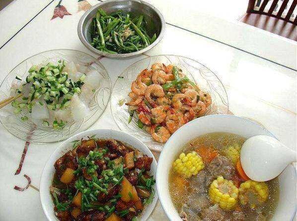 離婚四年前妻沒改嫁，丈夫帶年輕妻子去嘲笑前妻，推開門後蒙了