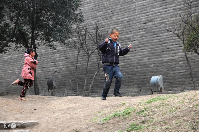 兄妹相依為命十八年，哥哥病危，妹妹卻不見人影，竟不是親生？