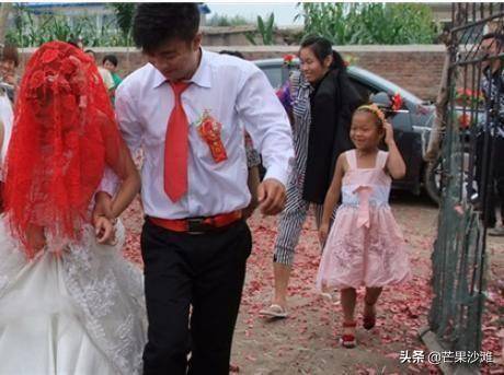 我生了兒子有錢老公當眾獎勵我20萬，我打開後，賓客全嚇跑我哭了