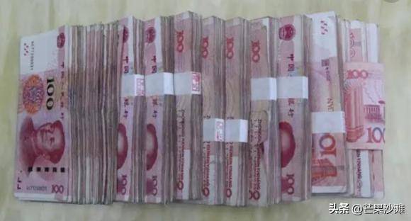 我生了兒子有錢老公當眾獎勵我20萬，我打開後，賓客全嚇跑我哭了