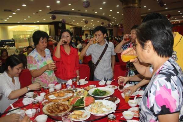 小姑子孩子滿月酒，婆家唯獨不讓我去，偷跑去見到孩子我狠砸酒席