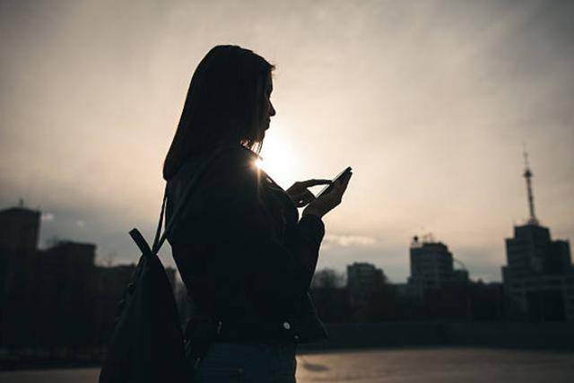 女友帶我回家見父母，樓梯口聽到小舅子一句笑談，我趕緊提分手