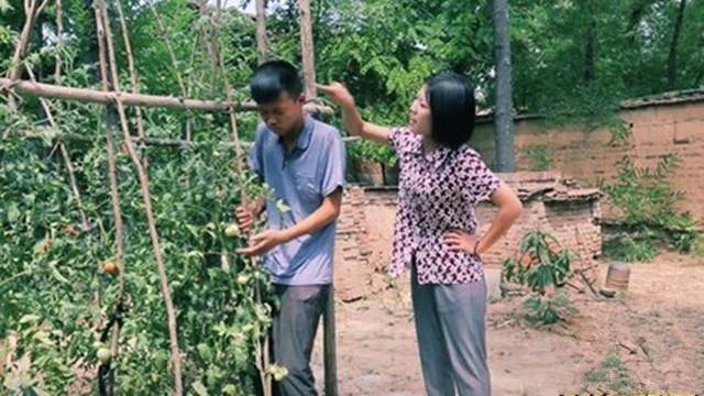 母親去世兒子回家守孝，半夜聽見院子哭泣聲，悄悄一看紅了眼