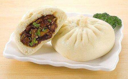 殘疾姑娘每天給乞丐送早餐，一年後乞丐失蹤，五年後他出現：俺來娶你